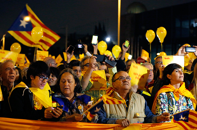 Pro-independence citizens cheer during a final meeting before the 9N (November 9) consultation, with the slogan "Comencem un pais nou" (Let's start a New Country), in Barcelona November 7, 2014 (Reuters / Gustau Nacarino)
