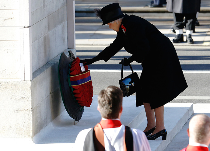Britain's Queen Elizabeth lays a wreath during the annual Remembrance Sunday ceremony at the Cenotaph in London November 11, 2012 (Reuters / Luke MacGregor)