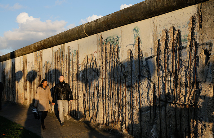 People walk in front of the former Berlin Wall in Bernauer Strasse in Berlin (Reuters / Fabrizio Bensch)