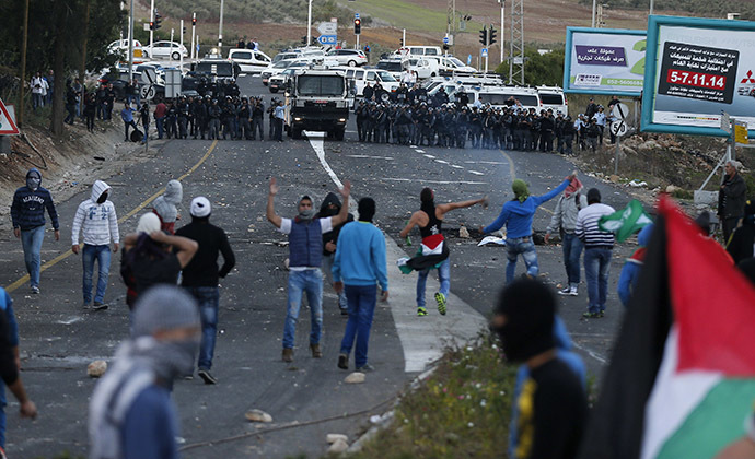 Israeli Arab youths clash with Israeli police at the entrance to the town of Kfar Kanna, northern Israel, November 8, 2014. (Reuters/Ammar Awad)