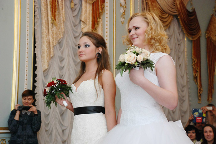 Irina Shumilova, (R ) and Alyona Fursova (L ) during the ceremony. Photo courtesy of Irina Shumilova (VK.com)