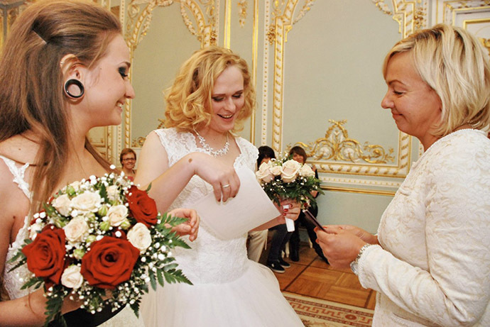 Irina Shumilova and Alyona Fursova receive their marriage certificate. Photo courtesy of Irina Shumilova (VK.com) 