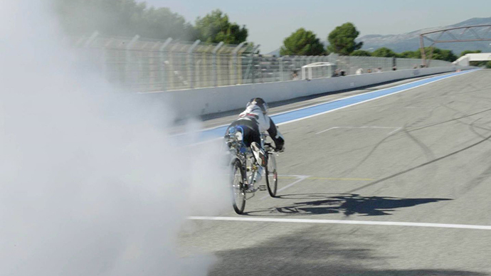 ‘Rocket man’ hits 333 km/h on bicycle, breaks world record but no bones (VIDEO)