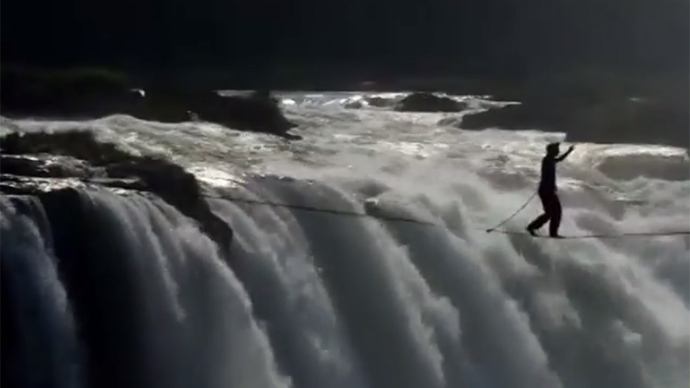 Daredevil wire-walkers cross Victoria Falls (VIDEO)