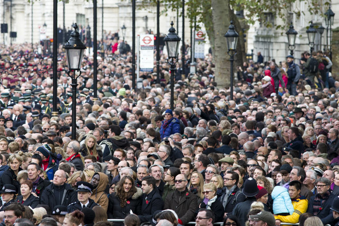 Members of the public throng Whitehall to get a view of the Remembrance Sunday ceremony in central London on November 9, 2014. (AFP Photo/Justin Tallis)