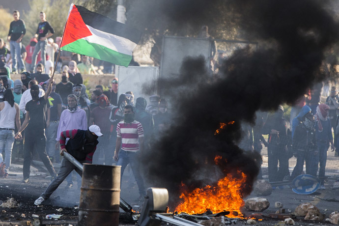 Arab Israeli youths clash with Israel security forces in the town of Kfar Kana, in northern Israel on November 9, 2014 (AFP Photo/Jack Guez)