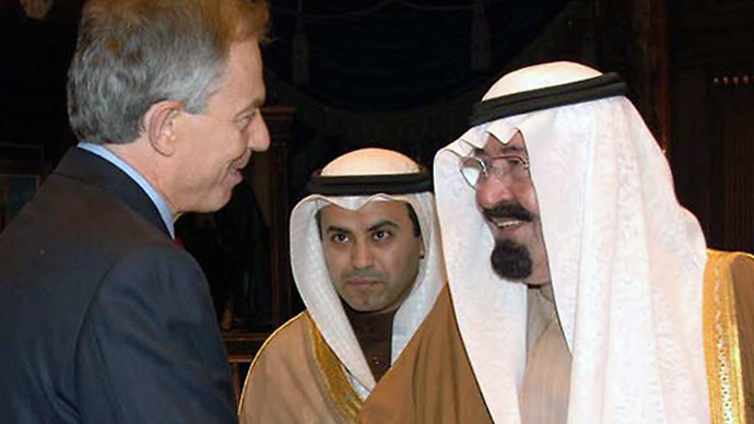 A handout picture released by the Saudi Press Agency (SPA) shows Saudi King Abdullah bin Abdul Aziz (R) shaking hands with Middle East Quartet envoy Tony Blair during a meeting in Riyadh on January 18, 2009. (AFP Photo)