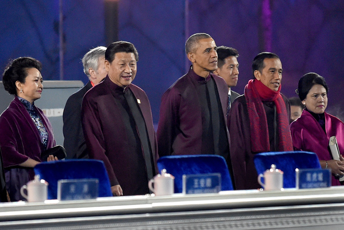 Chinese President Xi Jinping (2 L) and US President Barack Obama (C) prepare to watch the fireworks show during the Asia-Pacific Economic Cooperation (APEC) summit in Beijing on November 10, 2104. (AFP Photo / Wang Zhao)