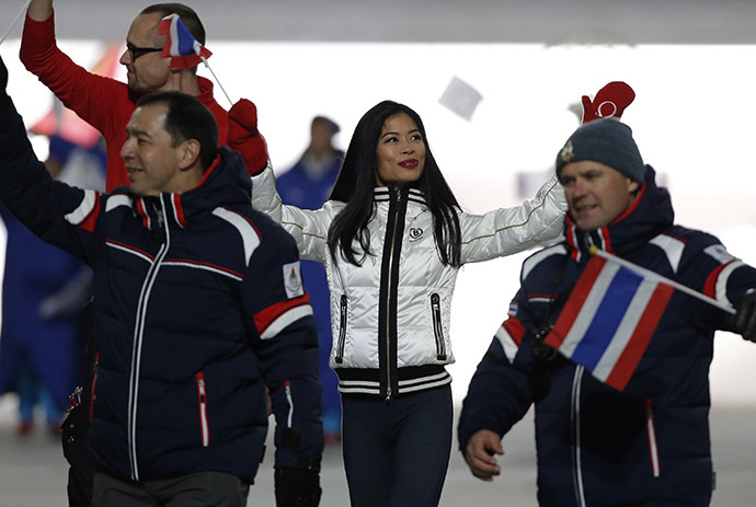 Violinist Vanessa-Mae Vanakorn, set to ski for Thailand, waves during the opening ceremony of the 2014 Sochi Winter Olympics, February 7, 2014. (Reuters/Phil Noble)
