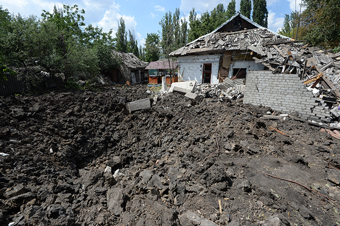 The aftermath of the Ukrainian military's aerial bombing of Shakhtyirsk (Reuters / Mikhail Voskresenskiy)