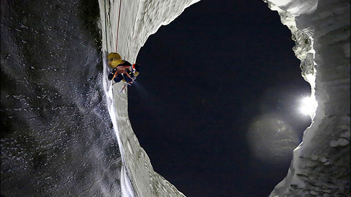 Stunning beauty inside mysterious Siberian crater (PHOTOS)