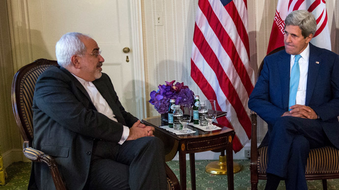 U.S. Secretary of State John Kerry (R) meets with Iranian Foreign Minister Mohammad Javad Zarif (L) (AFP Photo / Andrew Burton)