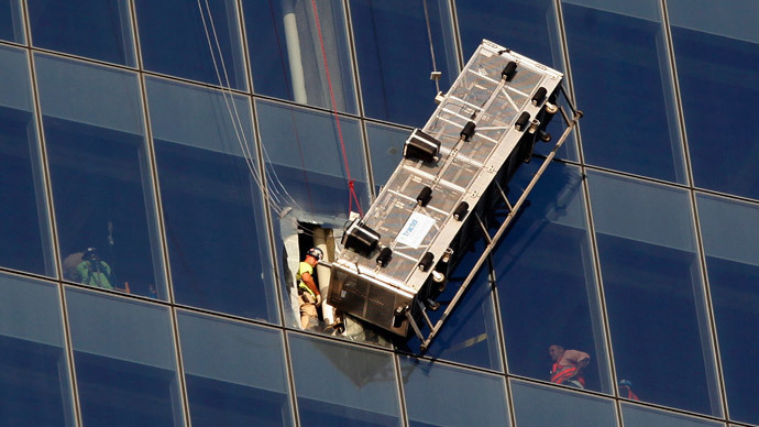 Window washers dangle from One World Trade Center before being rescued (VIDEO)
