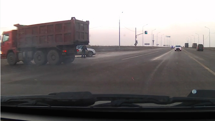 Missed by an inch: Man dodges death as dump truck collides with SUV (VIDEO)