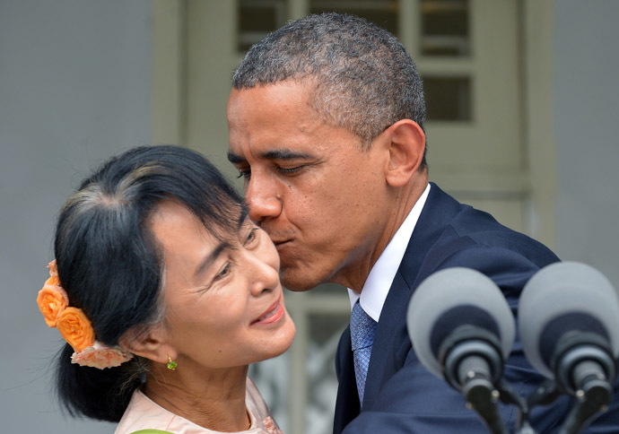 US President Barack Obama (R) kisses Myanmar opposition leader Aung San Suu Kyi after making a speech at her residence in Yangon on November 19, 2012. (AFP Photo/Jewel Samad)