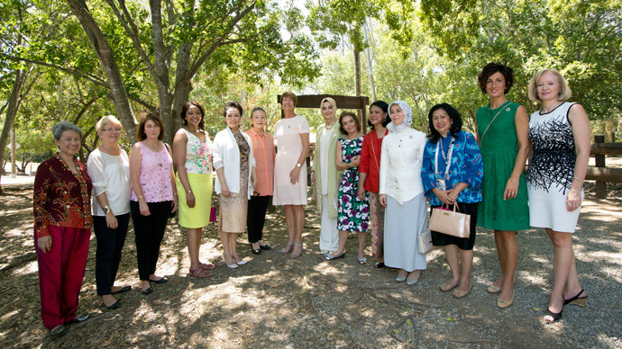This handout photo taken and released by G20 Australia on November 15, 2014 shows spouses of the leaders taking part in the G20 Summit visiting a koala sanctuary in Brisbane.(AFP Photo / Penny Bradfield)