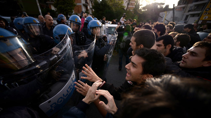 Students clash with the police as they protest against Bce President Mario Draghi's visit to the faculty of economics of Rome's University on November 12, 2014. (AFP Photo / Filippo Monteforte)