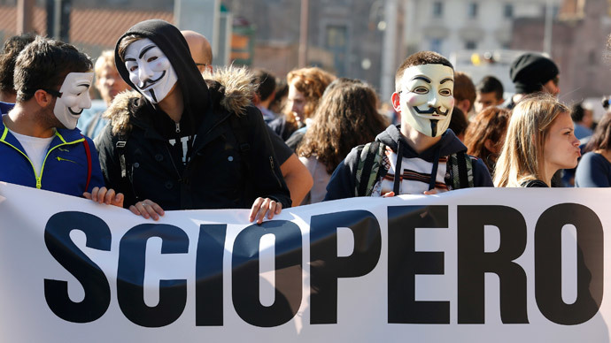 Protesters hold a banner reading "strike" during a rally against a government labour reform set by Prime Minister Matteo Renzi, in Rome November 14, 2014.(Reuters / Remo Casilli)