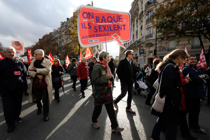 People attend a demonstration against the government's austerity reforms, in Paris November 15, 2014 (Reuters / Gonzalo Fuentes)