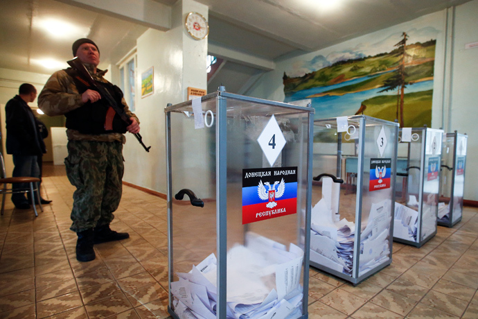 A rebell stands guard during the self-proclaimed Donetsk People's Republic leadership and local parliamentary elections at a polling station, November 2, 2014 (Reuters / Maxim Zmeyev)