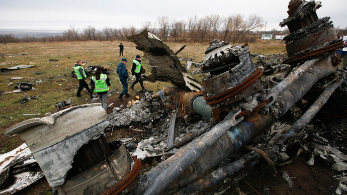 Dutch investigators and an Emergencies Ministry member work at the site where the downed Malaysia Airlines flight MH17 crashed, near the village of Hrabove (Grabovo) in Donetsk region, eastern Ukraine November 16, 2014.(Reuters / Maxim Zmeyev)