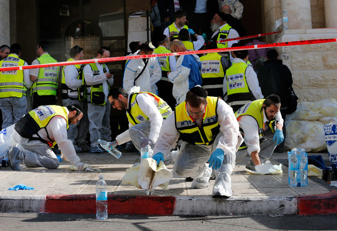 Members of the Israeli Zaka emergency response team clean blood from the scene of an attack at a Jerusalem synagogue November 18, 2014.(Reuters / Ammar Awad)