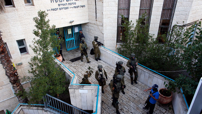Israeli security personnel search a religious Jewish Yeshiva next to a synagogue, where a suspected Palestinian attack took place, in Jerusalem, November 18, 2014.(Reuters / Ronen Zvulun)