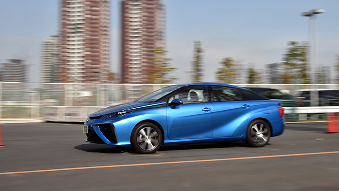 This picture taken on November 17, 2014 shows Japanese auto giant Toyota Motor's fuel cell vehicle "Mirai", meaning future, cruising in Tokyo. (AFP Photo/Yoshikazu Tsuno)