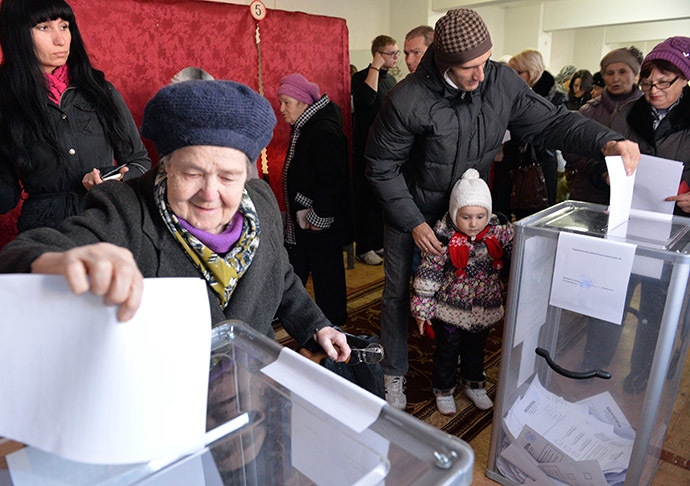 Donetsk residents cast their votes at Polling Station No. 137 during the elections for the head and the People's Council of the Donetsk People's Republic. (RIA Novosti/Alexey Kudenko)