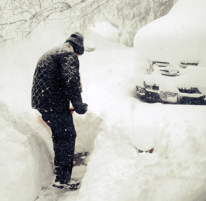Steven Gros shovels snow from outside his home in Orchard Park, New York, November 18, 2014. (Reuters/Judy Gros)