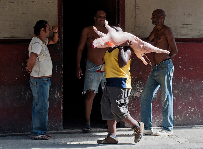 A man carries a pork in Havana (AFP Photo / Yamil Lage)