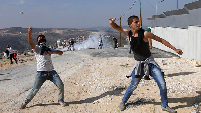 Israeli soldiers protect settlers attacking Palestinian villagers (VIDEO)