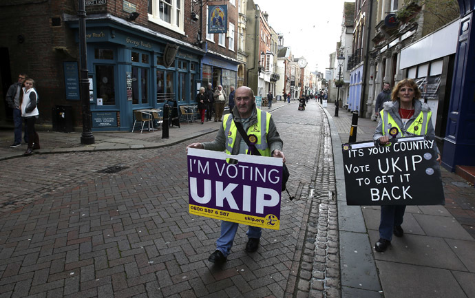 United Kingdom Independence Party (UKIP) supporters canvas for votes in Rochester, south east England, November 18, 2014. (Reuters/Paul Hackett)