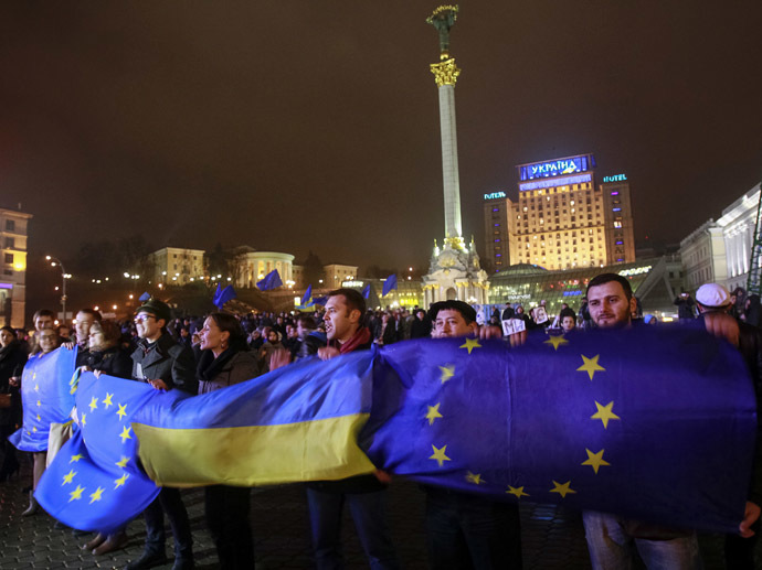 Protesters hold Ukrainian and European Union flags during a rally to support euro integration in central Kiev November 21, 2013. (Reuters/Gleb Garanich)