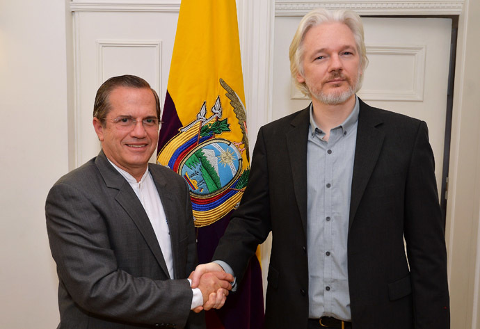 WikiLeaks founder Julian Assange (R) shakes hands with Ecuador's Foreign Minister Ricardo Patino (L) inside the Ecuadorian Embassy in London (AFP Photo/John Stillwell)