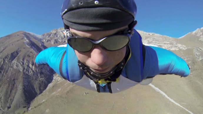 The quick way down: Russian basejumper flies off a 3,200m peak (VIDEO)