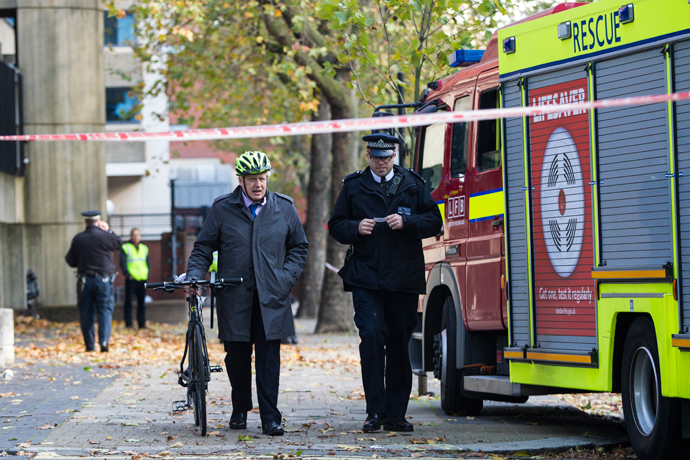Mayor of London Boris Johnson (L) attends the scene of fatality, caused by a tree falling outside Knightsbridge Barracks during high winds in west London on October 21, 2014. (AFP Photo / Jack Taylor)