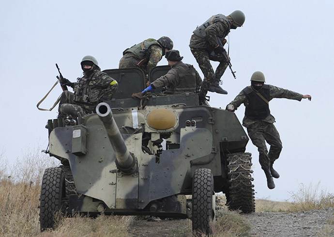 Ukrainian army soldiers with an artillery field gun maneuver on the coastline near the eastern Ukrainian city of Mariupol on October 21, 2014. (AFP Photo/Alexander Khudoteply)