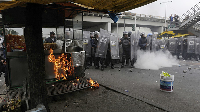 Protesters clash with Mexico City riot police over student massacre (PHOTOS, VIDEO)