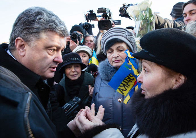 Ukrainian President Petro Poroshenko speaks with Kiev residents after the ceremony of laying flowers to the Celestial Hundred Heroes Cross on the anniversary of the beginning of Maidan protests. (RIA Novosti / Michail Polinchak)