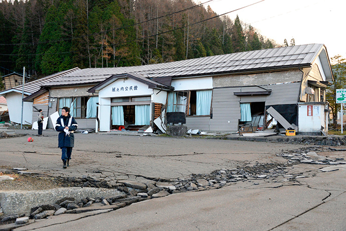 Damage caused by an earthquake is seen in Hakuba town, Nagano prefecture, in this photo taken by Kyodo November 23, 2014 (Reuters / Kyodo)
