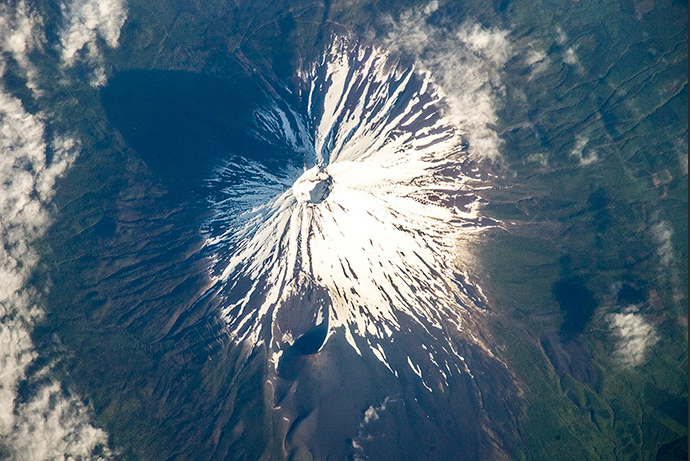 Japanâs mount Fuji pictured from space. (Image from artemjew.ru)