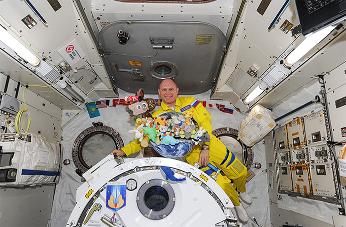 Russian cosmonaut Oleg Artemyev with toys used as indicator of weightlessness by ISS crews. (Image from artemjew.ru)