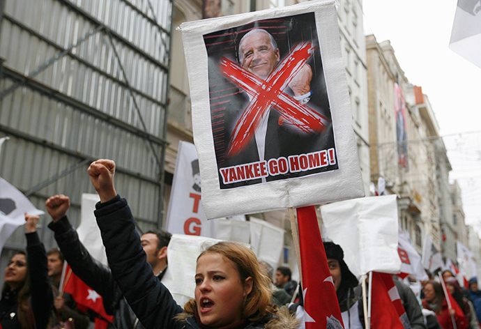 Left wing demonstrators shout anti-U.S. slogan during a protest against the visit of U.S. Vice President Joe Biden, in central Istanbul November 22, 2014 (Reuters / Can Erok)