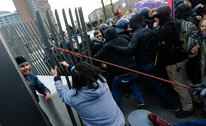 Blockupy protesters clash with German riot police as they pull down the fence in front of the new European Central Bank (ECB) headquarters during a demonstration in Frankfurt November 22, 2014 (Reuters / Kai Pfaffenbach)