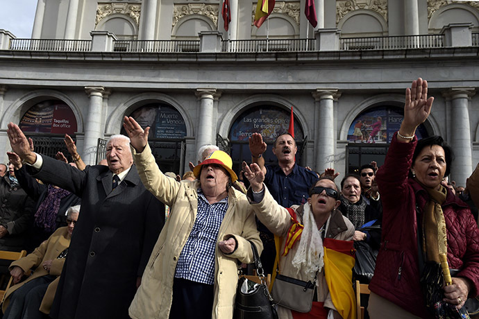 Supporters of late Spanish dictator General Francisco Franco perform the fascist salute as they attend the 39th anniversary of the dictator's death, at Plaza de Oriente in Madrid, on November 23, 2014. (AFP Photo/Gerard Julien)