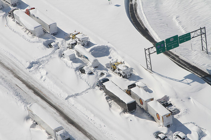 This aerial photo obtained courtesy of the Erie County Sheriff's Office shows the snowbound interchange of I-90 and Route 219 on November 20, 2014 in Orchard Park, NY. (AFP Photo/Erie County Sheriff's Office)