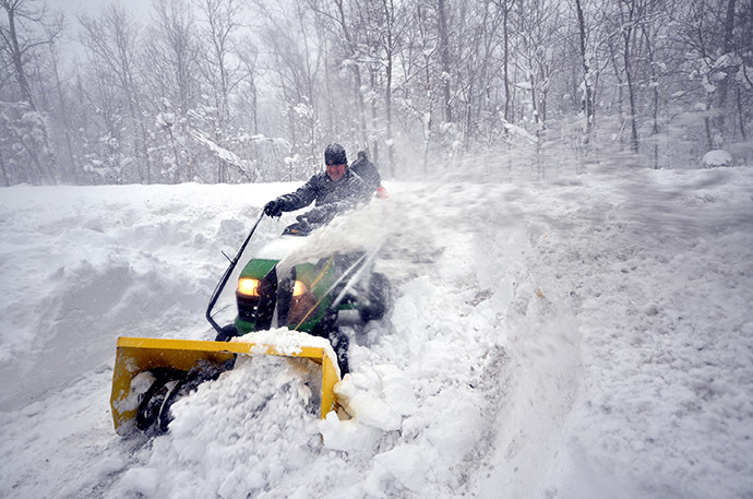 Greg Waters (L) tries to remove some of the five feet of snow from a driveway on November 20, 2014 in the Lakeview neighborhood of Buffalo, New York. (AFP Photo/John Normile)