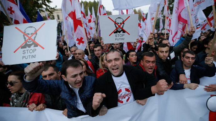 People shout slogans during an opposition rally to protest against Russia's policy towards Georgia and Ukraine in Tbilisi, November 15, 2014.(Reuters / David Mdzinarishvili)