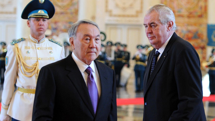 Kazakhstan Nursultan Nazarbayev (C) welcomes his Czech counterpart Milos Zeman (R) during their meeting in Astana on November 24, 2014. (AFP Photo/Ilyas Omarov)